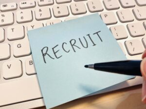 YouTubeは採用に活用できる？企業・学生のメリットや採用を成功させるコツを徹底解説