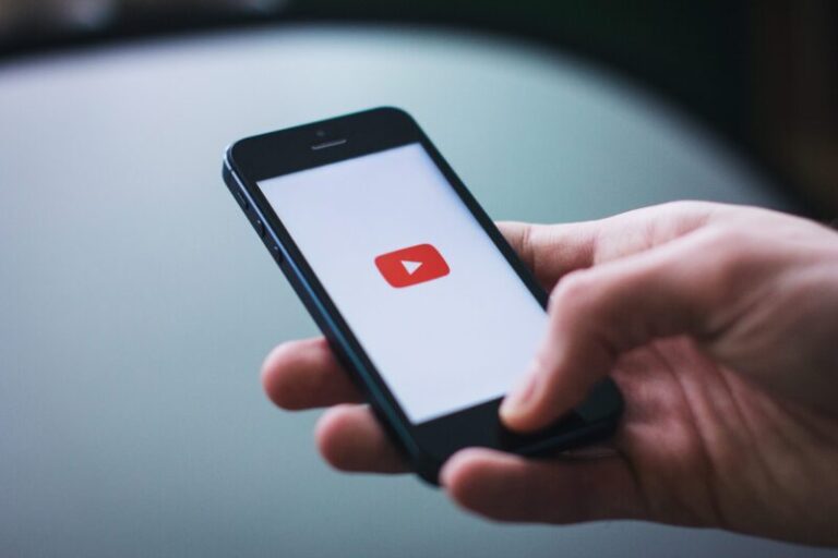 YouTubeの再生回数が伸びないのがつらい…！登録者数を1万人に伸ばす方法を教えます