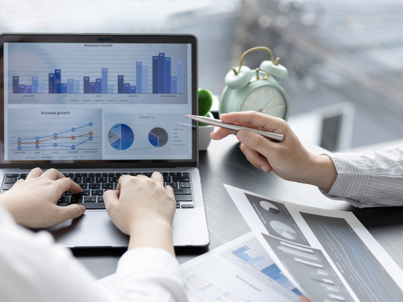 分析する複数の人